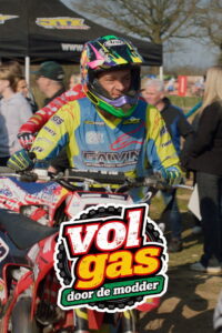 Vol gas door de modder